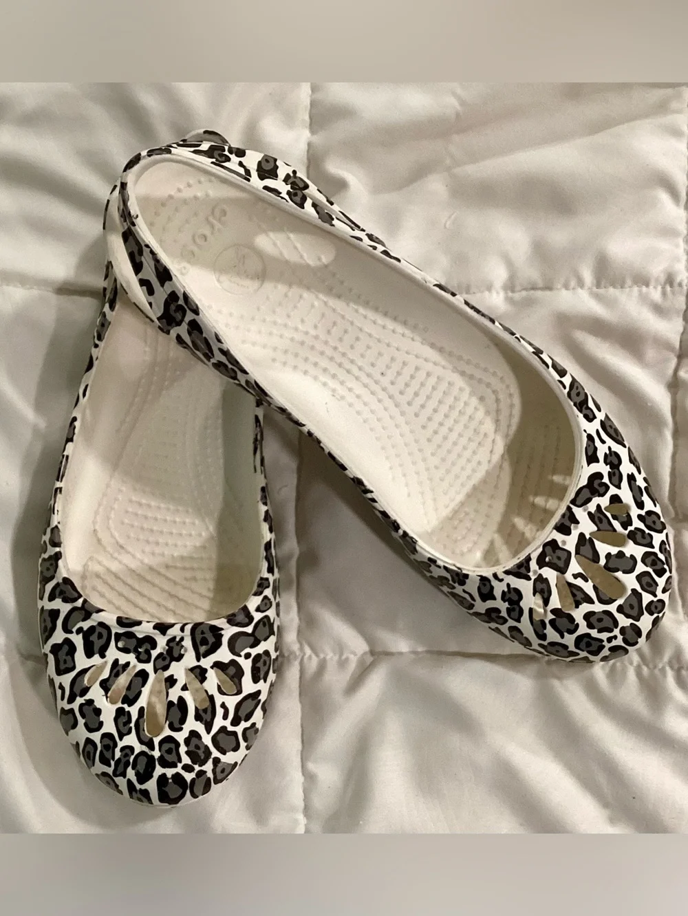 CROCS Women’s Size 8 Kadee Leopard-Print Ballet Flats in White and Black-EUC
